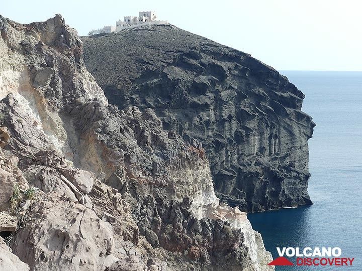 Vue depuis le phare vers les falaises blanches, grises et noirâtres qui représentent les plus anciens dépôts volcaniques de Théra, formés lors d'une activité explosive sous et près du niveau de la mer il y a environ 650 000 ans. (Photo: Ingrid Smet)