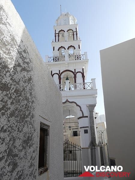 Élégant clocher de l'église au milieu des petites maisons serrées d'Emporio. (Photo: Ingrid Smet)
