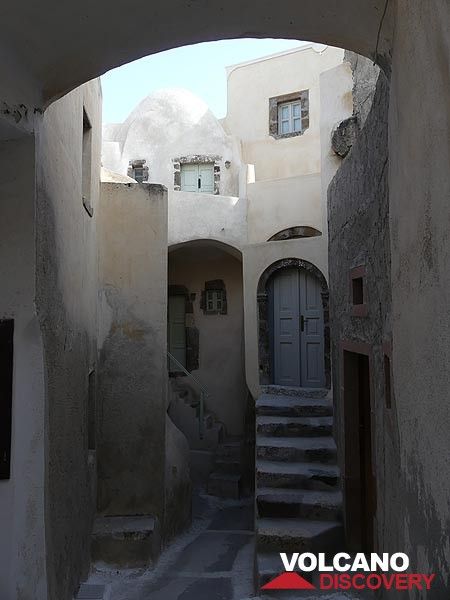 Wondering around in the narrow street of the old part, 'castle' of the traditional village of Emporio. (Photo: Ingrid Smet)