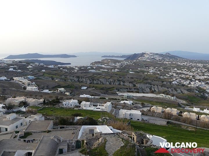 Blick von Pyrgos auf den nördlichen Teil der Insel Thera mit dem Hauptort Fira und im Hintergrund Oia (rechts) und Therasia (links). (Photo: Ingrid Smet)
