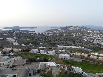View from Pyrgos to the northern part of Thera island with the main village of Fira and in the background Oia (right) and Therasia (left). (Photo: Ingrid Smet)