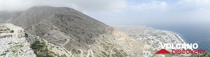 Une route en zigzag vous emmène de la ville balnéaire de Kamari jusqu'au site montagneux du site archéologique de l'ancienne Théra, construit sur un promontoire rocheux à côté de la plus haute montagne de Profitis Ilias. (Photo: Ingrid Smet)