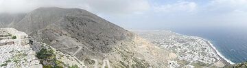 A zigzag road takes you from the beach town of Kamari up to the mountain location of the archaeological site of Ancient Thera, built on a rocky promontory next to the higest mountain of Profitis Ilias. (Photo: Ingrid Smet)