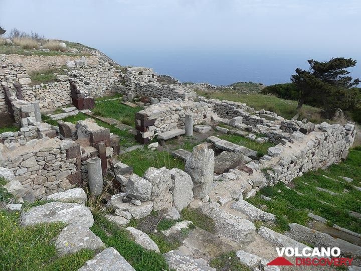 Originally founded by Dorian colonists from Sparta ca. 800 BC the ancient town of Thera expanded over time with buildings representing also Egyptian and Roman influences. (Photo: Ingrid Smet)