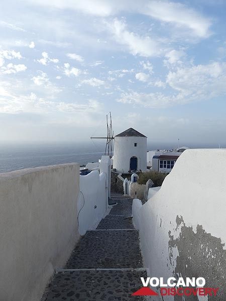 Traditional windmill at the end of a narrow street in the northernmost part of Oia. (Photo: Ingrid Smet)