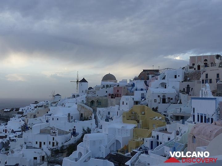 Traditional houses hugging one another and the upper parts of the caldera wall in Oia. (Photo: Ingrid Smet)