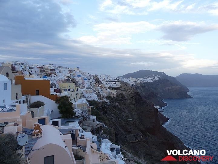 View across part of the central caldera wall from Oia. (Photo: Ingrid Smet)