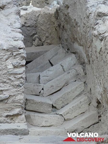 Diese Treppe wurde während des schweren Erdbebens beschädigt, das dem katastrophalen minoischen Ausbruch um 1600 v. Chr. vorausging (und angekündigt wurde!), der die gesamte Insel mit vulkanischen Ablagerungen bedeckte und das Leben für mindestens einige Jahrzehnte danach unmöglich machte. (Photo: Ingrid Smet)