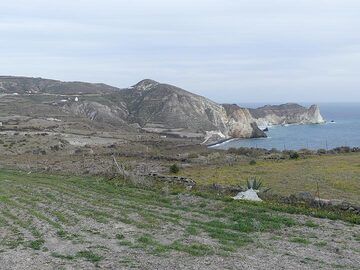 View towards the areas of Akrotiri peninsula that domed up when the first lavas weld up from deep below and pushed the then seafloor above sea level. (Photo: Ingrid Smet)