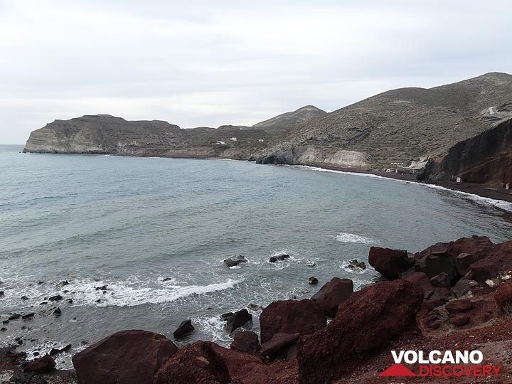 Blick vom „Roten Strand“ auf die Kuppellandschaft von Aktrori, die durch die früheste vulkanische Aktivität auf der Insel so geformt wurde. (Photo: Ingrid Smet)