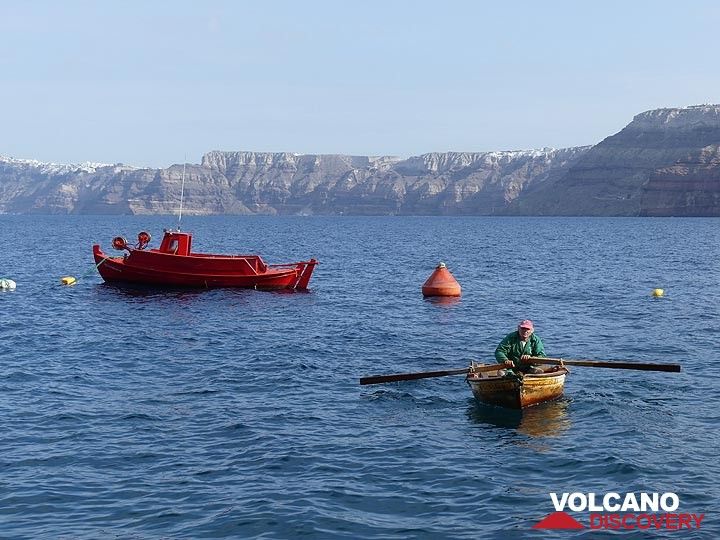 Transfer from the beach to our private red fishing vessel in a tiny rowing boat... (Photo: Ingrid Smet)