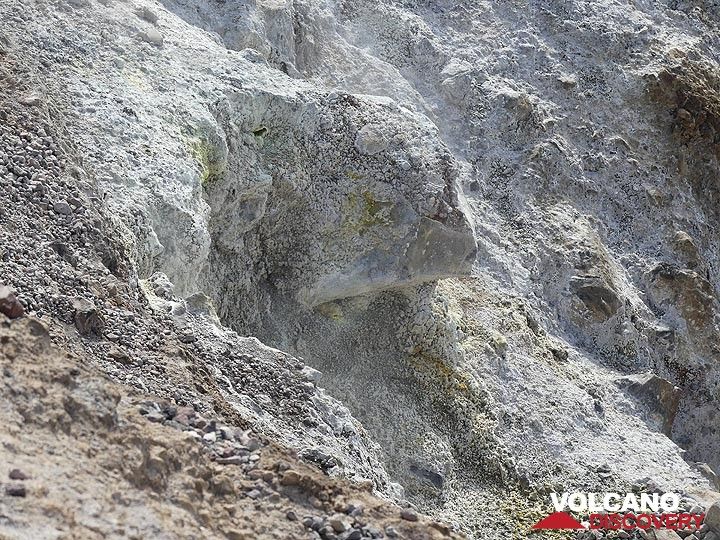 Die Innenwände der Giorgos-Krater auf Nea Kameni weisen aktiv entgasende Fumarolen auf, die den Boden mit weißen und gelben Gips- und Schwefelmineralisierungen bedecken. (Photo: Ingrid Smet)