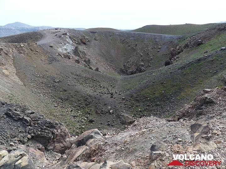 Vue sur les deux cratères jumeaux de Nea Kameni qui abritent encore des fumerolles actives. (Photo: Ingrid Smet)