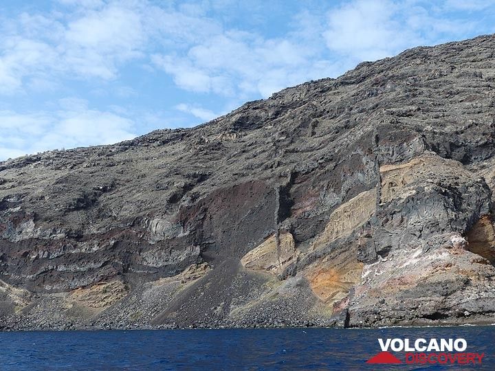 Santorin, telle que nous la connaissons aujourd'hui, est le produit final d'environ 750 000 ans d'activité volcanique, avec des cycles répétés de formation de boucliers volcaniques et de destruction, des caldeiras formant des éruptions explosives. (Photo: Ingrid Smet)