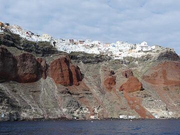 Les maisons blanches d'Oia contrastent fortement avec les dépôts de scories rouge vif qui constituent les falaises de la caldeira en contrebas et qui représentent une autre phase destructrice de l'activité volcanique dans la longue histoire de Santorin. (Photo: Ingrid Smet)