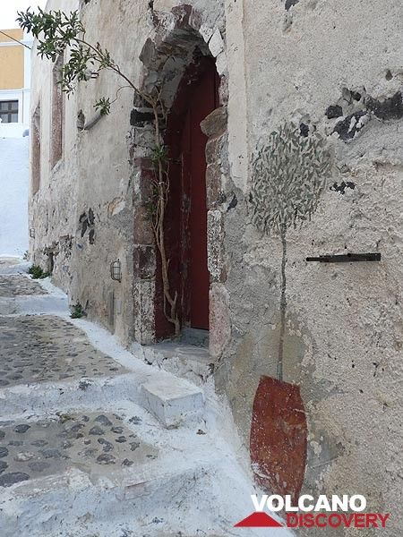 One of many narrow streets in the old part of Pyrgos. (Photo: Ingrid Smet)