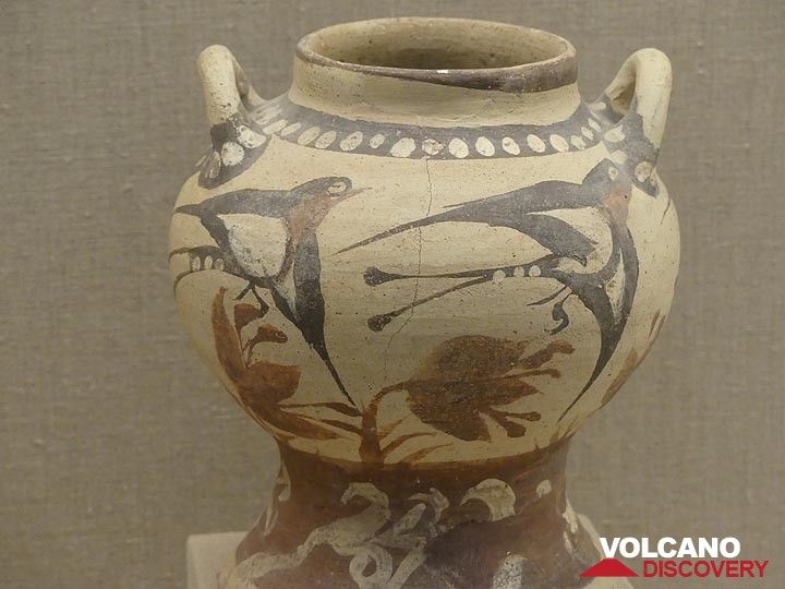 Das bekannte Schwalbenmotiv auf ca. 3700 Jahre alten Töpferwaren im Prähistorischen Museum von Thera. (Photo: Ingrid Smet)