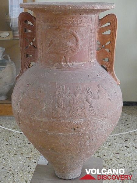 Très grande amphore en céramique trouvée au cimetière de la ville antique de Théra (Musée archéologique de Théra). (Photo: Ingrid Smet)