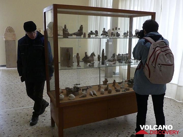 Exploring the exhibition at the Archaeological Museum of Thera. (Photo: Ingrid Smet)