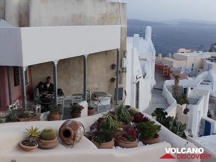 Little coffee shop with grand view in Oia. (Photo: Ingrid Smet)