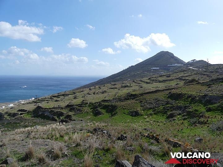 Blick auf die Vulkangesteinsstufe des Micros Profitis Ilias. (Photo: Ingrid Smet)