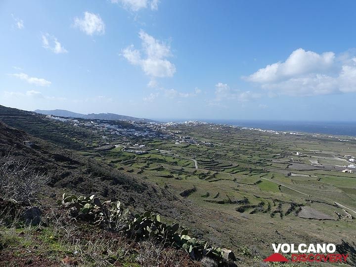 Blick über die landwirtschaftlichen Terrassen, die in den unteren Bereichen der Insel Thera angelegt wurden und aus Bimsstein und vulkanischen Ablagerungen des minoischen Ausbruchs bestehen. (Photo: Ingrid Smet)