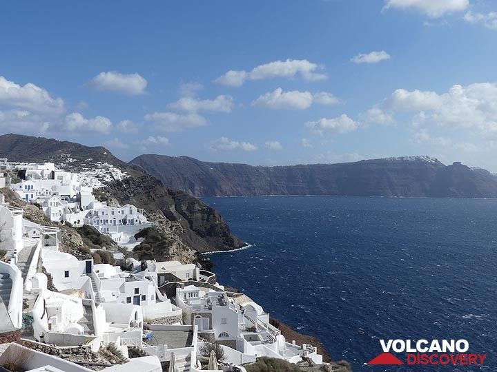 View from Oia towards the central Thera caldera walls and Fira. (Photo: Ingrid Smet)
