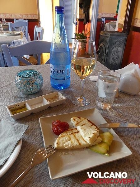 Les délices culinaires ne sont qu’une des nombreuses raisons de venir visiter les îles uniques de Santorin ! (Photo: Ingrid Smet)