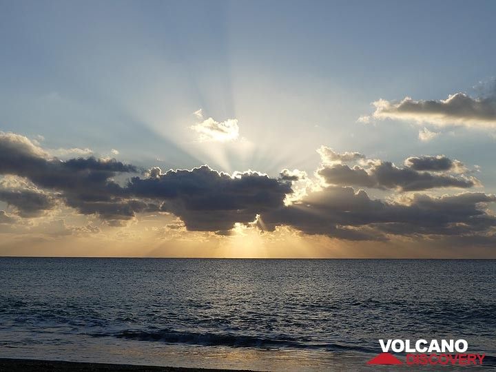 Rays of early morning sunshine radiating out from behind the clouds. (Photo: Ingrid Smet)