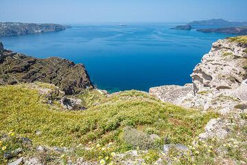 View of the caldera from Megalochori (Photo: Tom Pfeiffer)