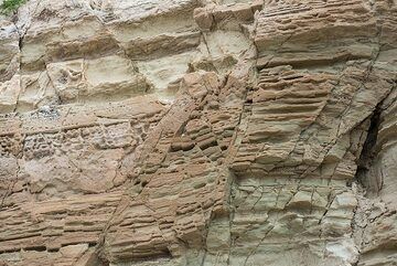 Spectacular miniature faults give evidence of volcano-tectonic uplift. (Photo: Tom Pfeiffer)