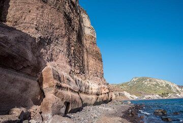 Mesa Pigadia is one of best spots to observe the mighty pumice fall and flow layers from the so-called "Lower Pumice" 1 and 2 series, deposited by large-scale explosive eruptions 200,000 and 180,000 years ago. (Photo: Tom Pfeiffer)