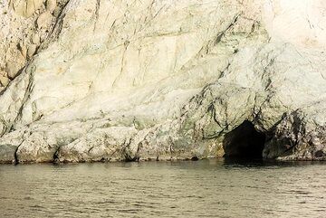 Small sea cave (Photo: Tom Pfeiffer)