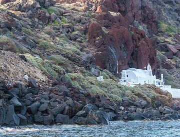 As we sail around the corner, we approach the beautiful chapel of Agios Nikolas. (Photo: Tom Pfeiffer)