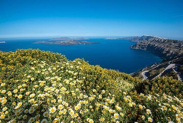 We start at the caldera above Athinios. (Photo: Tom Pfeiffer)