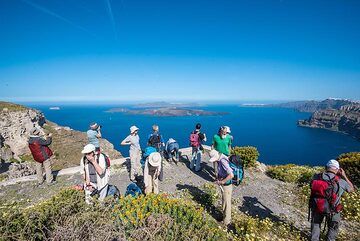 A perfect place to admire the beauty of the caldera and get an overview of the structure of the island group. (Photo: Tom Pfeiffer)