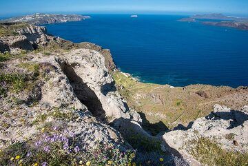 View of the Plaka bay and the caldera. (Photo: Tom Pfeiffer)