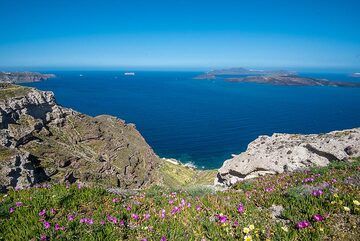 View down to the Plaka bay where the non-volcanic schists crop out. (Photo: Tom Pfeiffer)