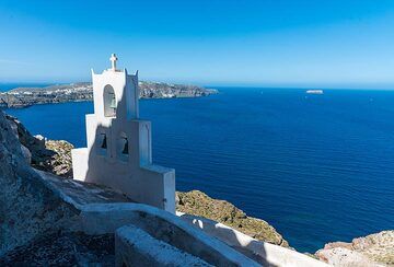 A chapel built into the cliff (Photo: Tom Pfeiffer)