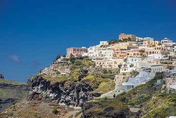 Vue vers la partie aristocratique de Fira (le "quartier romain") plus haut le long de la falaise de la caldeira. (Photo: Tom Pfeiffer)