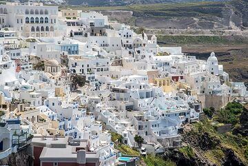 La partie ancienne de Fira a été construite dans la falaise de pierre ponce, à l'origine comme un système de maisons troglodytes. (Photo: Tom Pfeiffer)