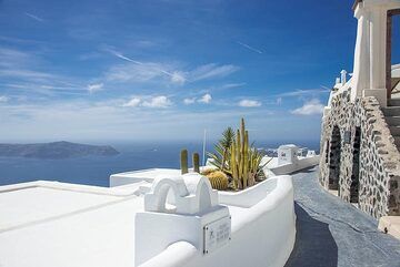 Elegant street along the caldera rim. (Photo: Tom Pfeiffer)