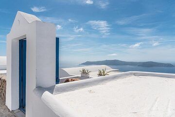 Middle entrance to the Heliotopos hotel, one of the first luxury hotels on the island. (Photo: Tom Pfeiffer)