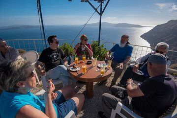 Delicious orange juice and home-made nut cake during a break at the caldera cafe of Margarita (Photo: Tom Pfeiffer)