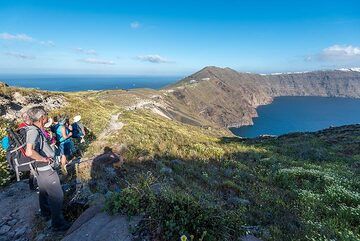 On the path to Megalo Vouno (Photo: Tom Pfeiffer)