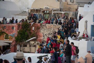 But Oia is always crowded at sunset time. (Photo: Tom Pfeiffer)