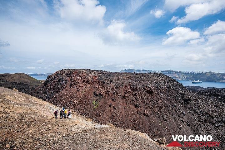 On one of the days during our geologic walking tours, depending on sea and weather conditions, we take the time to visit the historic volcanic islands of Nea and Palea Kameni in depth. The following shows some impressions from this excursion from 1 May 2019, and includes a dramatic weather display in the afternoon, caused by the arrival of moist warm air masses from Africa. Fortunately, this remained only a visual display and played out entirely high above in the atmosphere without affecting the ground. (Photo: Tom Pfeiffer)