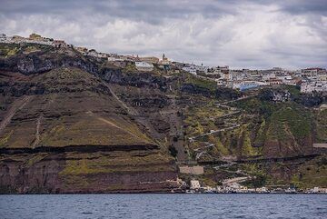 Nähere Ansicht von Fira und der Treppe zum alten Hafen. (Photo: Tom Pfeiffer)