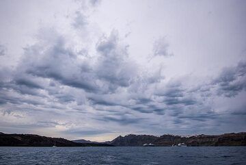 Blick auf die stürmischen Wolken über der Caldera. (Photo: Tom Pfeiffer)