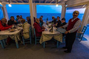 Abschließend genießen wir einen sehr schönen Abend und Abendessen in der wunderbar gemütlichen Taverne unseres Freundes George. (Photo: Tom Pfeiffer)